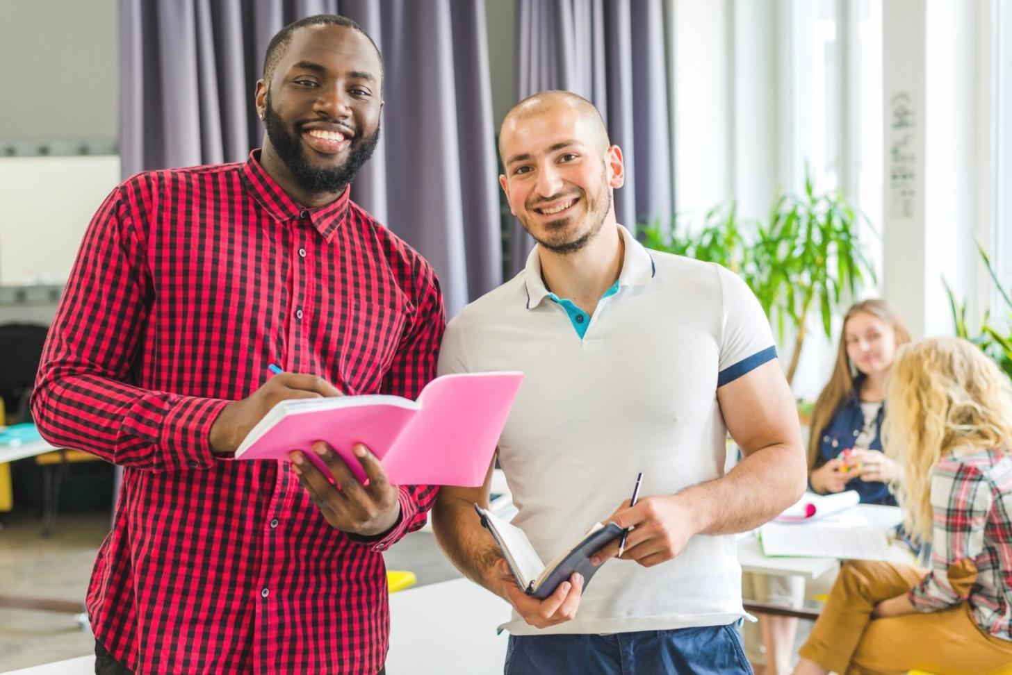 Gemeinsame Teamarbeit und persönlicher Austausch in einer produktiven Arbeitsumgebung