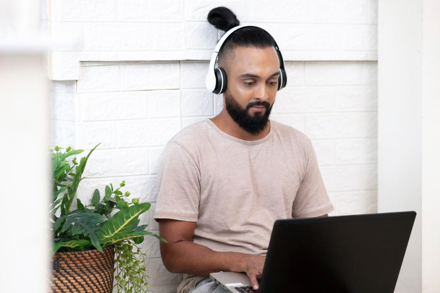 Arbeitssituation während eines Workshops mit Teilnehmenden in konzentrierter Zusammenarbeit